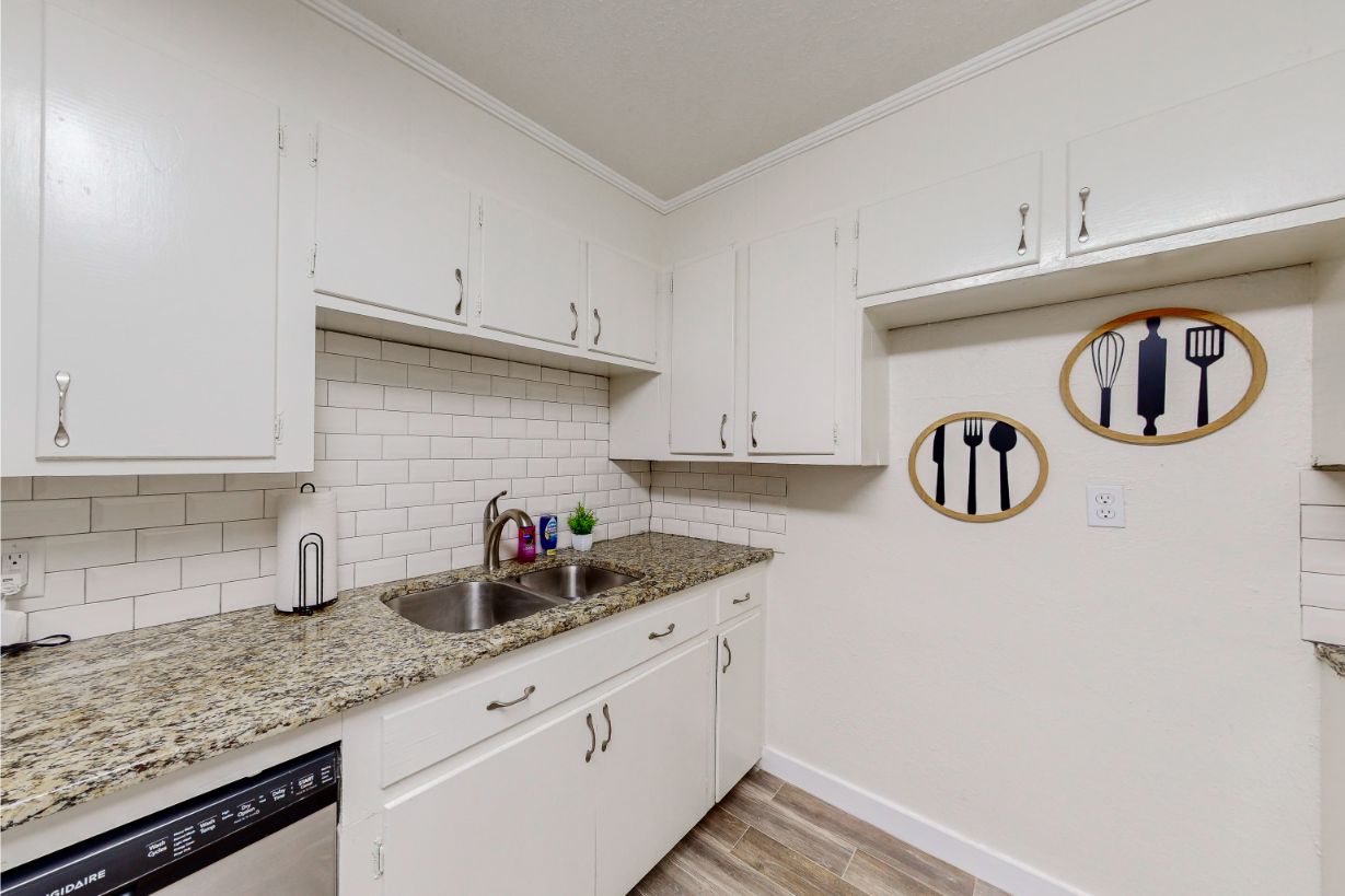 304-W-Lakeshore-Dr-Basement-Kitchen-2