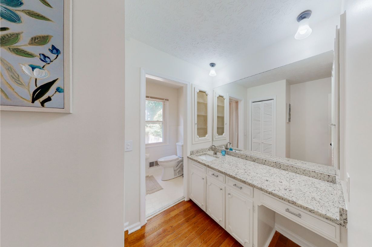 304-W-Lakeshore-Dr-Bathroom-2-1-Edit