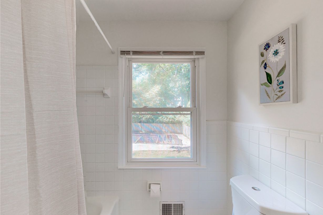 304-W-Lakeshore-Dr-Bathroom-2-2