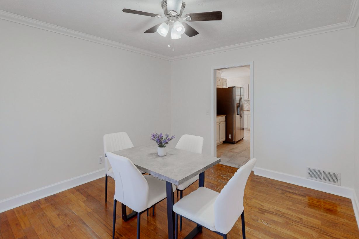 304-W-Lakeshore-Dr-Dining-2