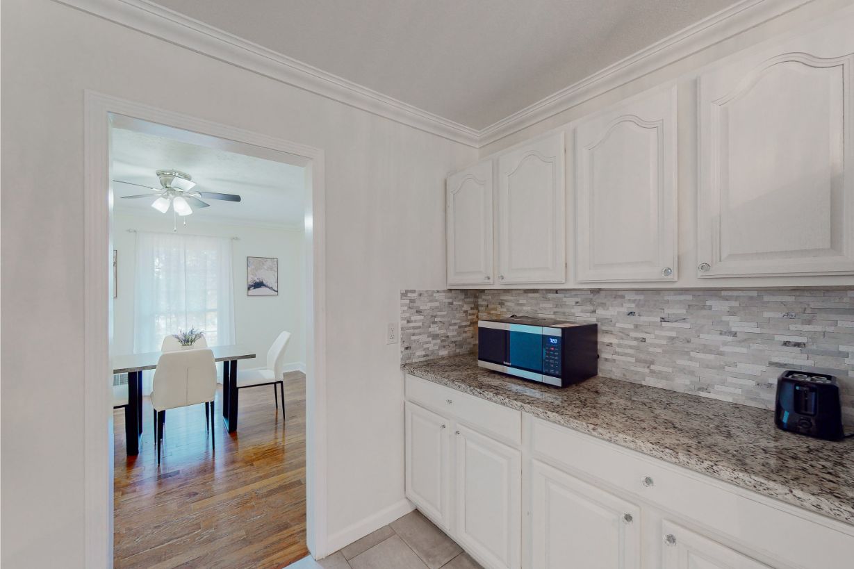 304-W-Lakeshore-Dr-Kitchen-2