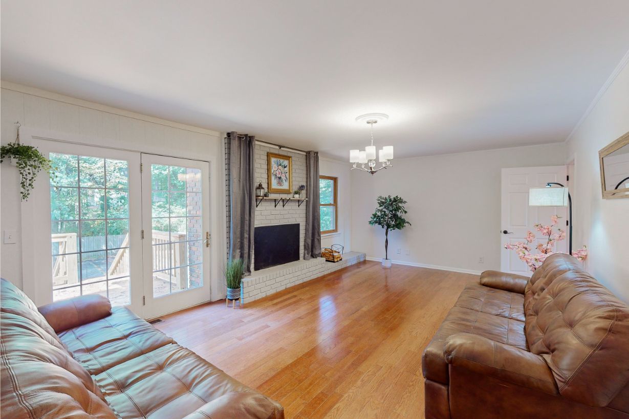 304-W-Lakeshore-Dr-Living-Room-1