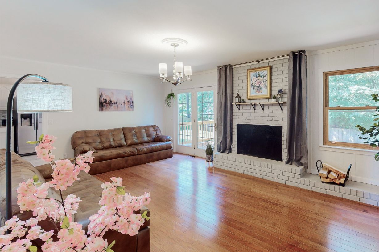 304-W-Lakeshore-Dr-Living-Room-3