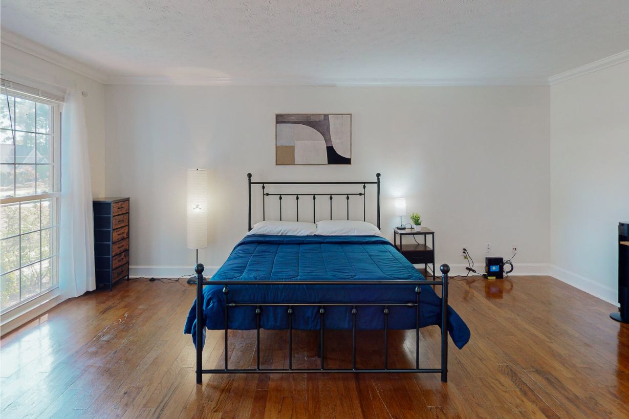 304-W-Lakeshore-Dr-Room-1-1