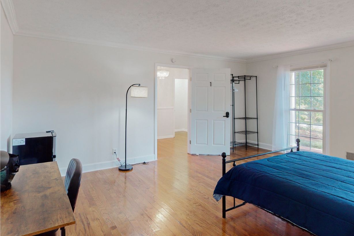 304-W-Lakeshore-Dr-Room-1-2