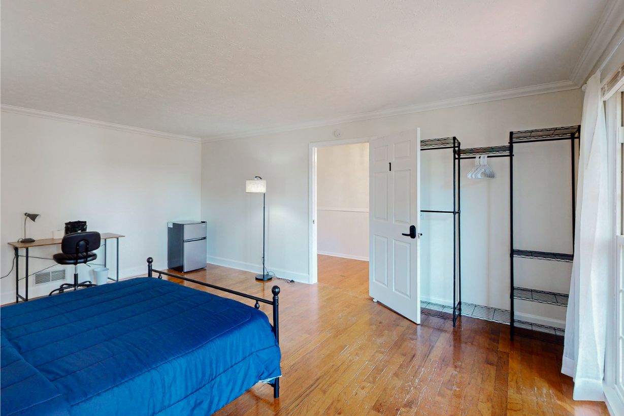 304-W-Lakeshore-Dr-Room-1-3