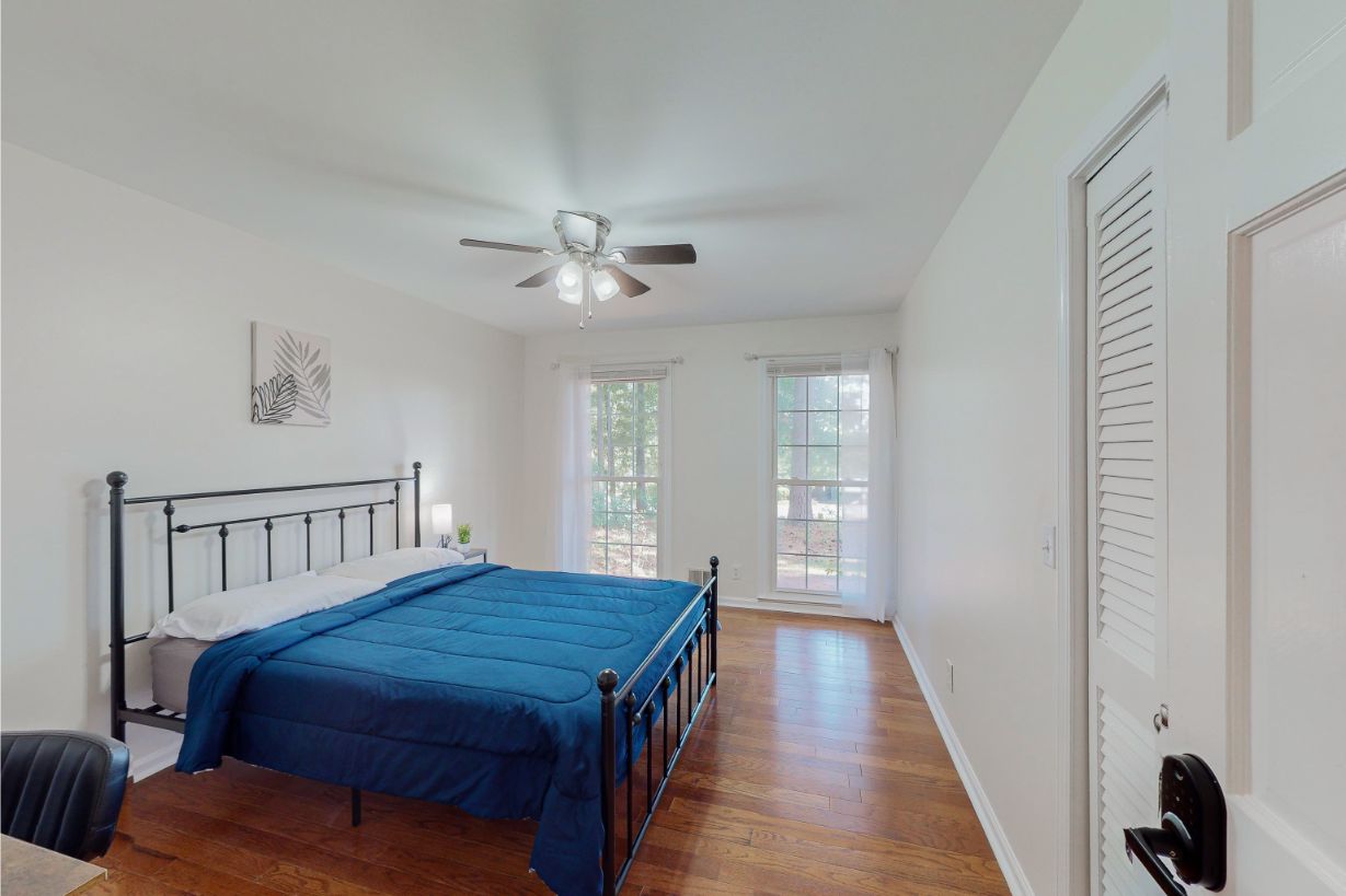 304-W-Lakeshore-Dr-Room-2-1