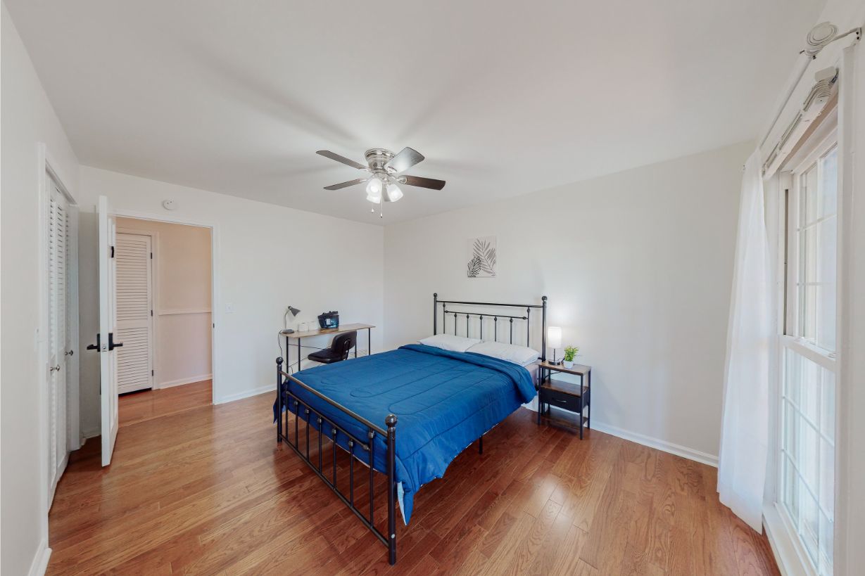 304-W-Lakeshore-Dr-Room-2-2