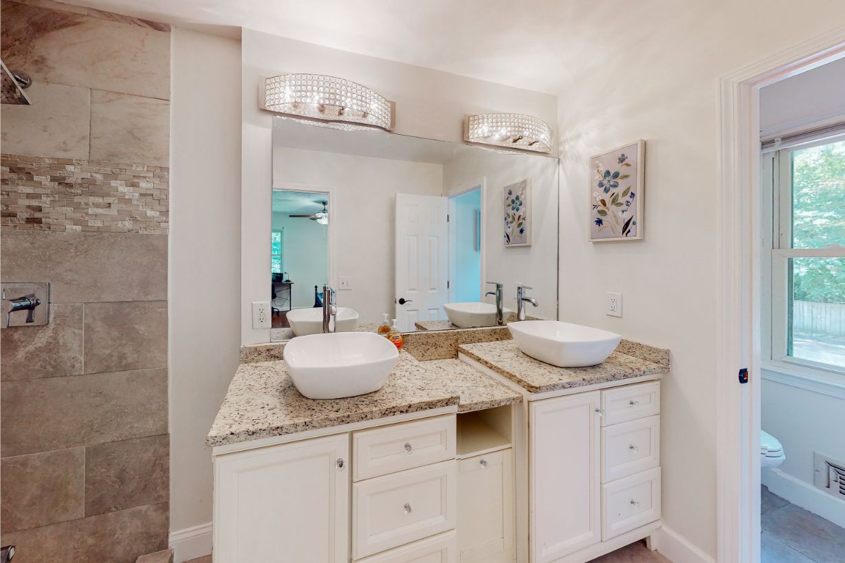 304-W-Lakeshore-Dr-Room-3-4-En-Suite-Edit