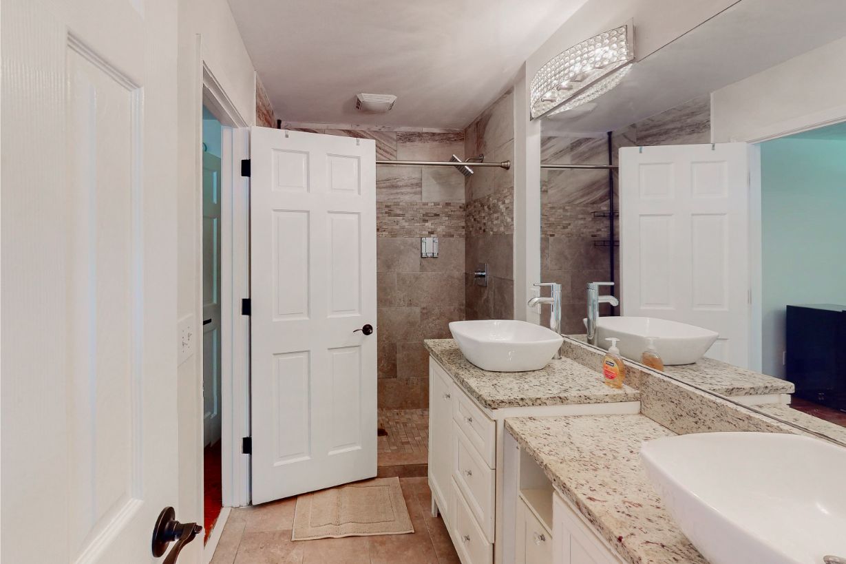 304-W-Lakeshore-Dr-Room-3-5-En-Suite-Edit-2