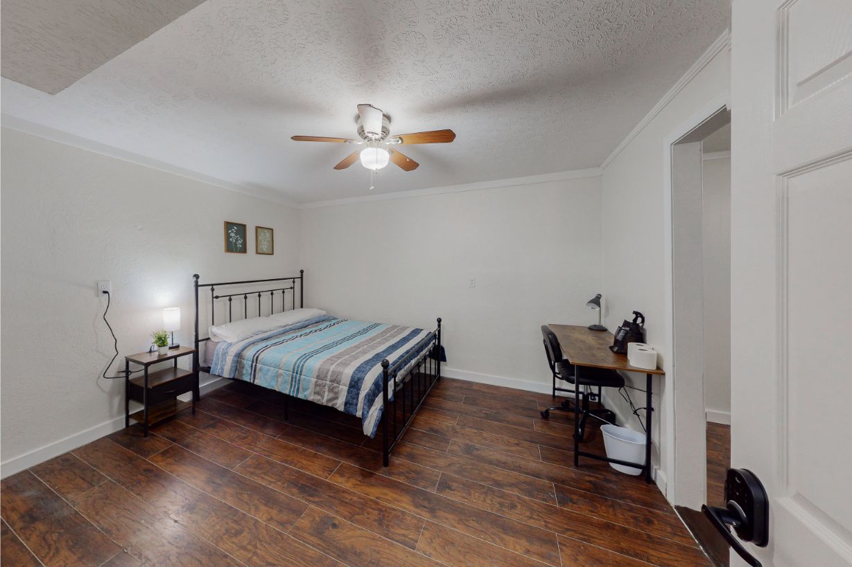 304-W-Lakeshore-Dr-Room-5-1