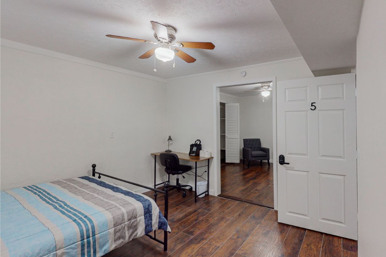 304-W-Lakeshore-Dr-Room-5-2