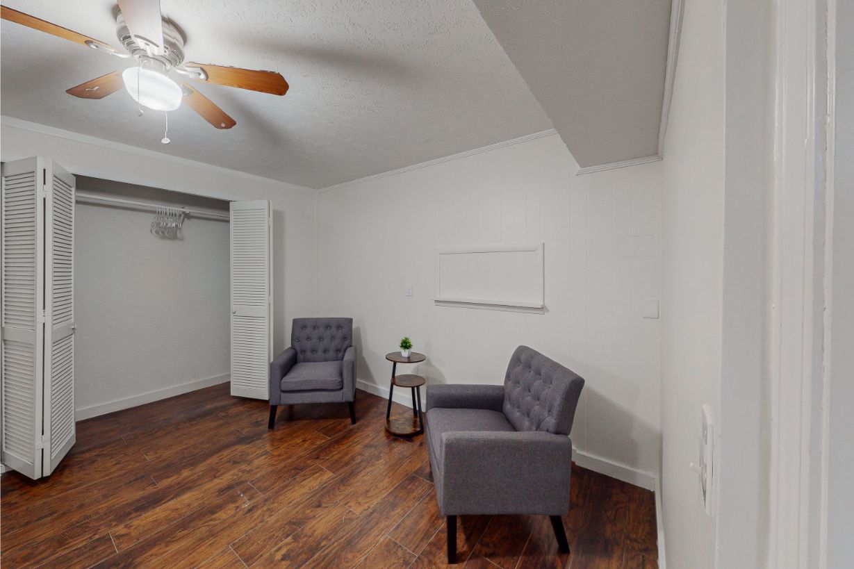 304-W-Lakeshore-Dr-Room-5-5