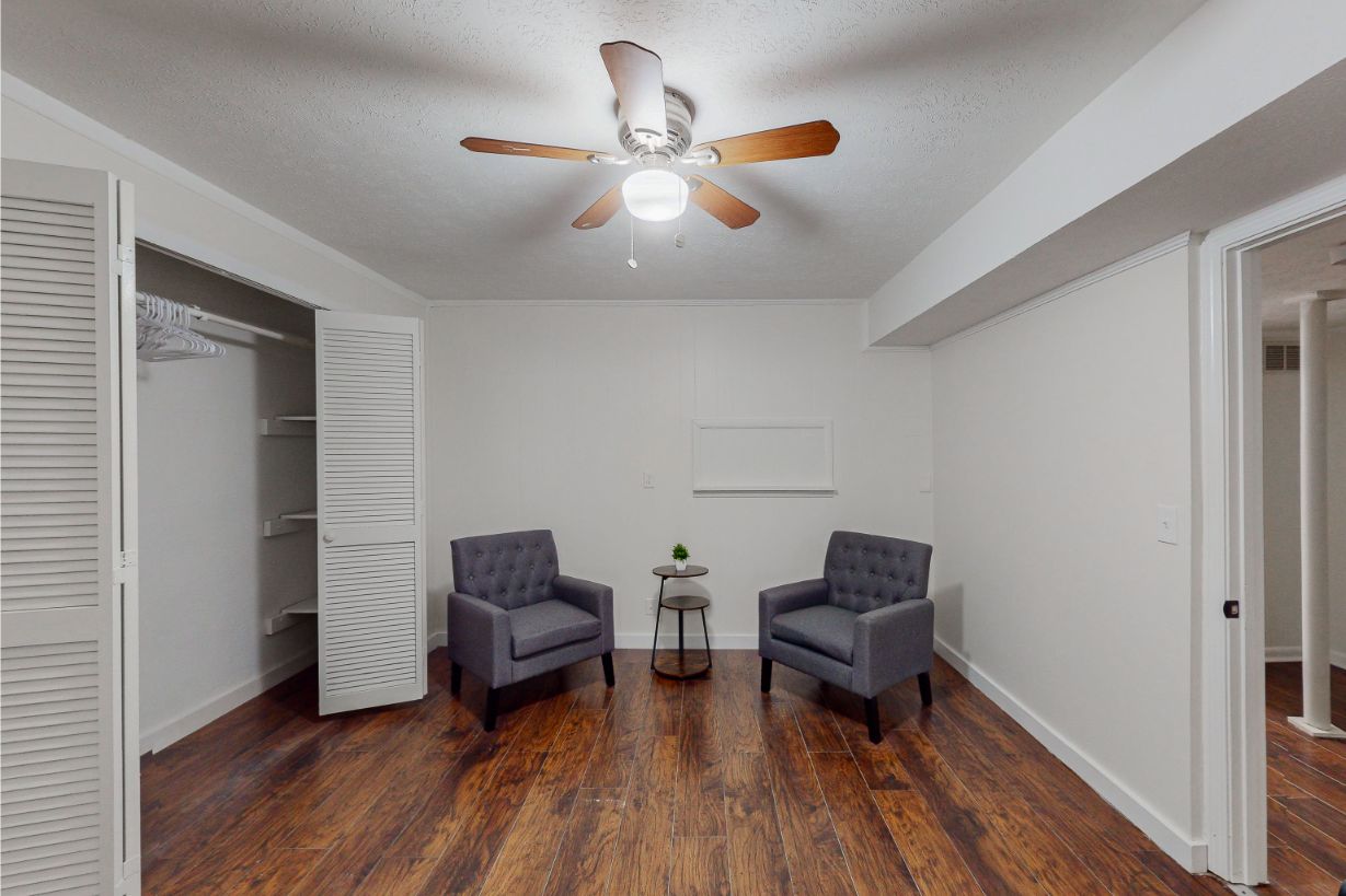 304-W-Lakeshore-Dr-Room-5-6