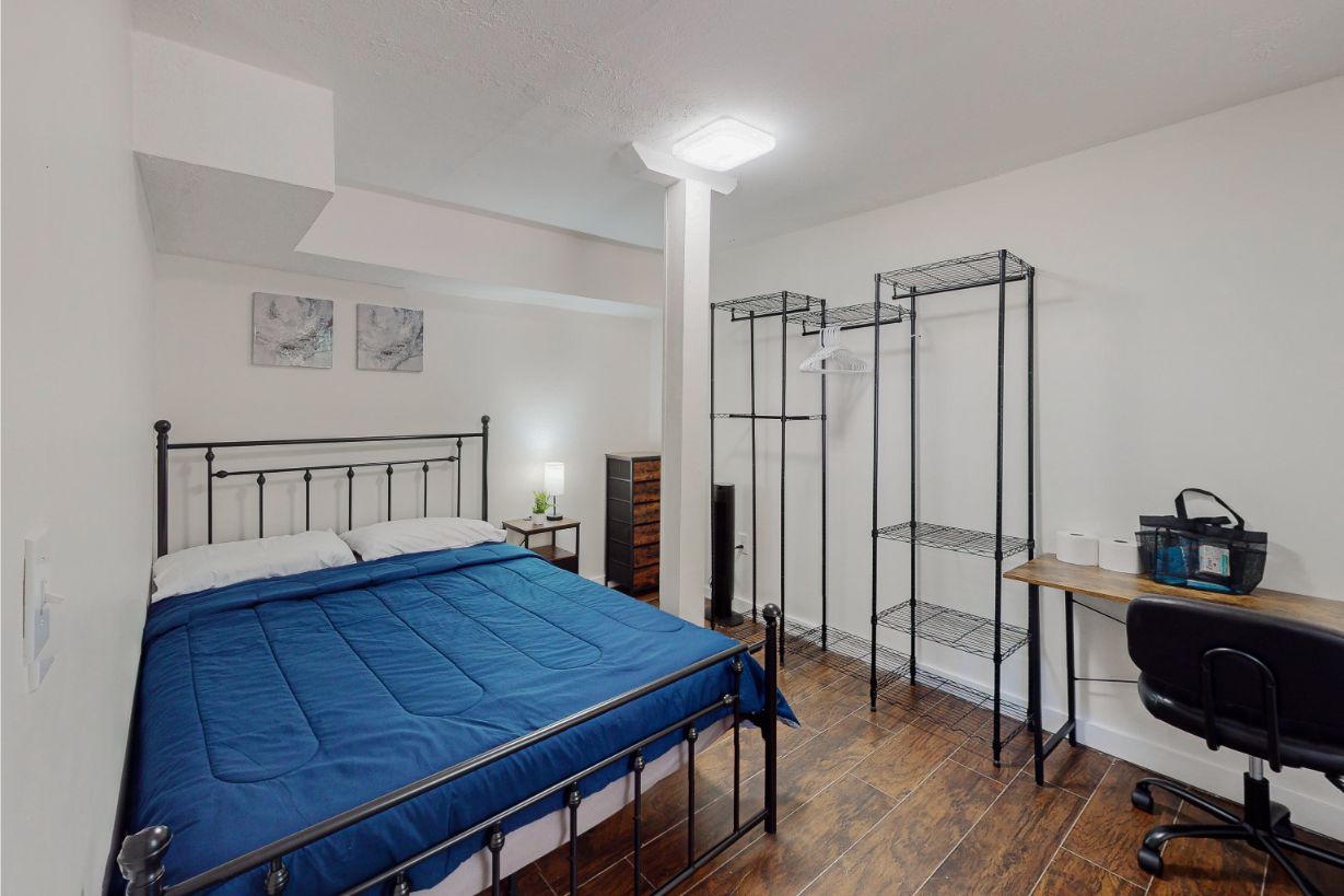 304-W-Lakeshore-Dr-Room-6-1