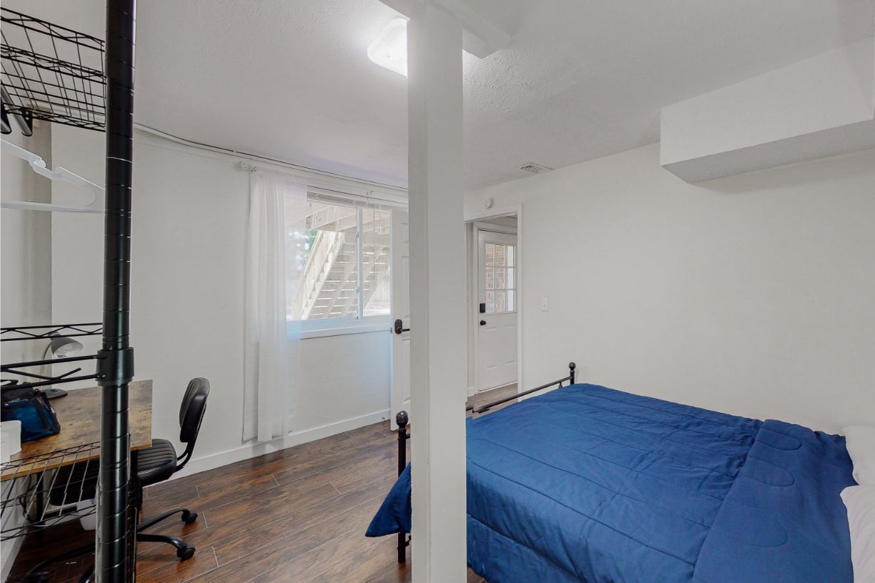 304-W-Lakeshore-Dr-Room-6-2