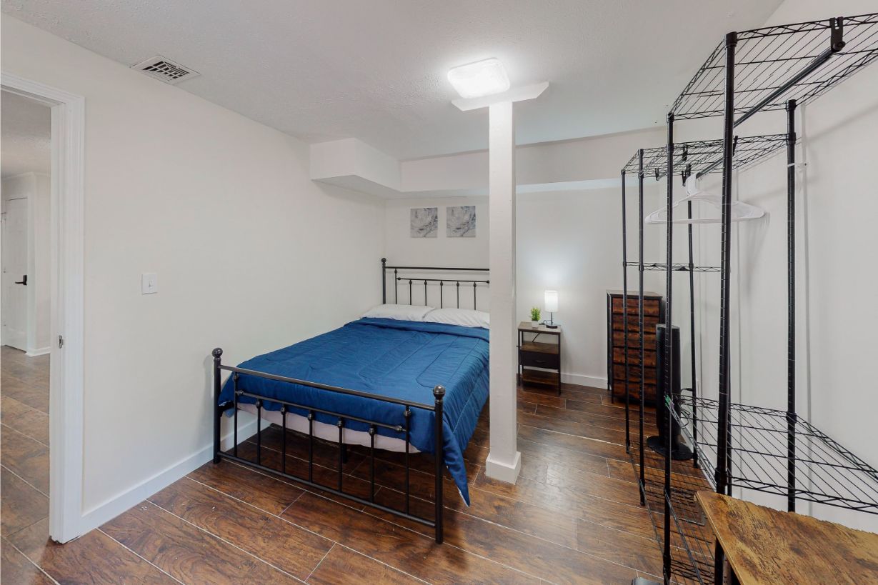 304-W-Lakeshore-Dr-Room-6-3