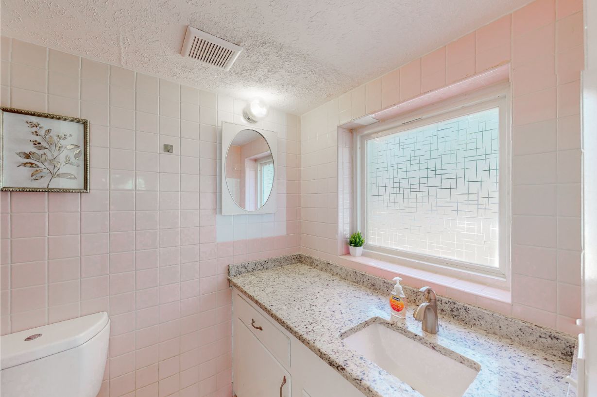 304-W-Lakeshore-Dr-Room-7-4-En-Suite