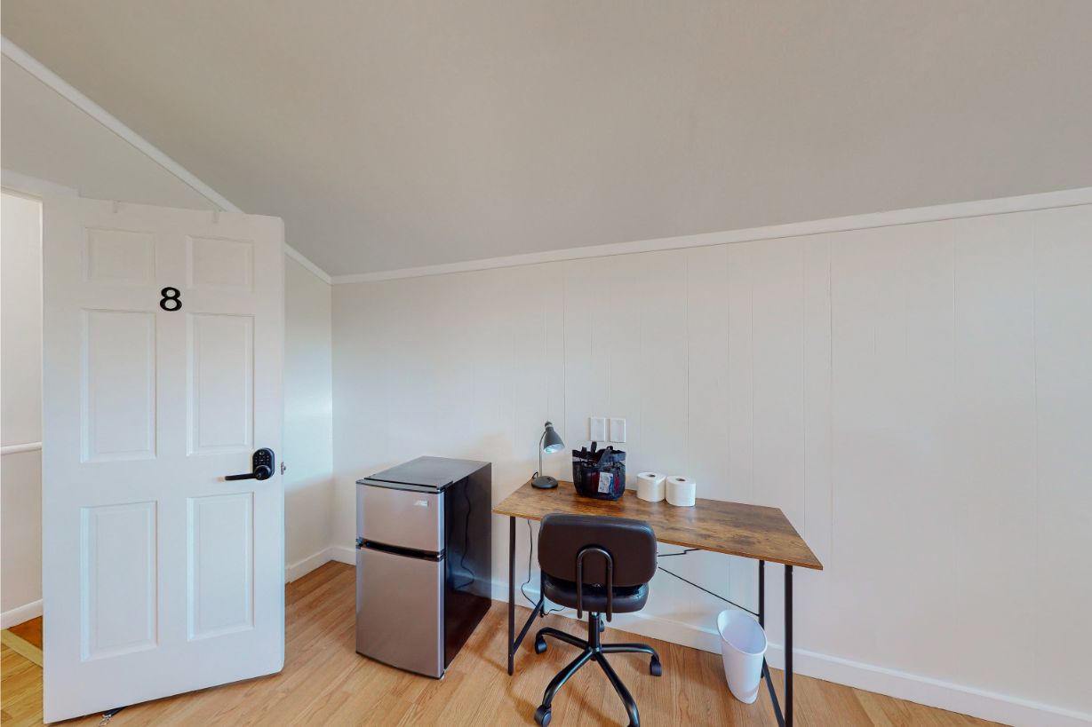 304-W-Lakeshore-Dr-Room-8-3